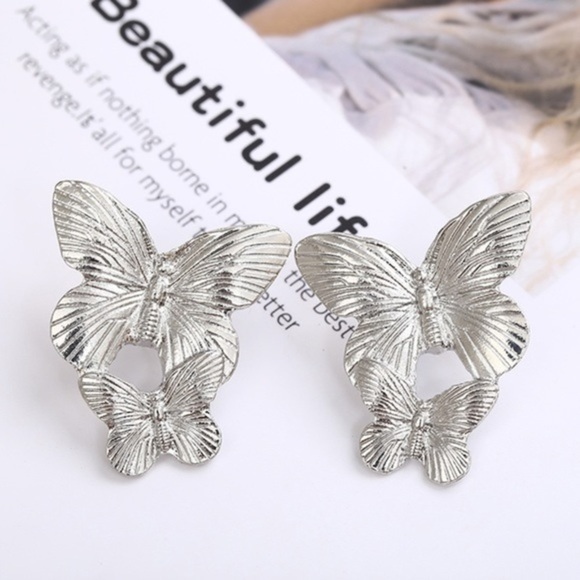 3/$30 💛🤍 Elegant Butterfly Metal Stud Earrings - Picture 5 of 7